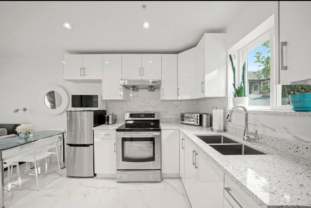 Entire New Cozy And Modern 2-Storey House Vancouver Esterno foto